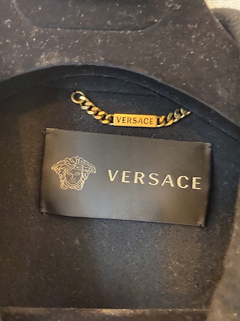 abrigo en lana azul marino de Versace
