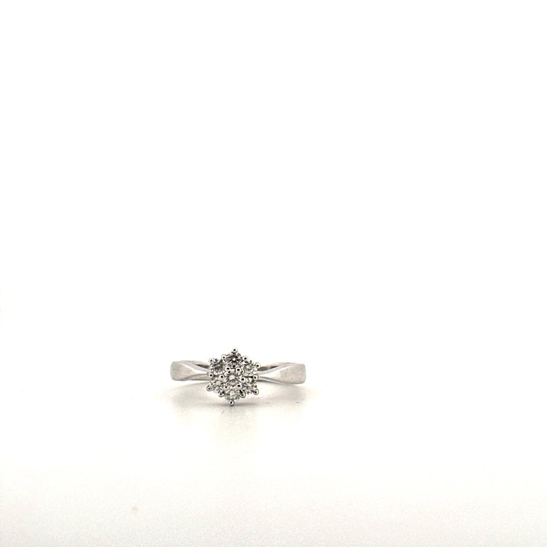 anillo de oro blanco con diamantes