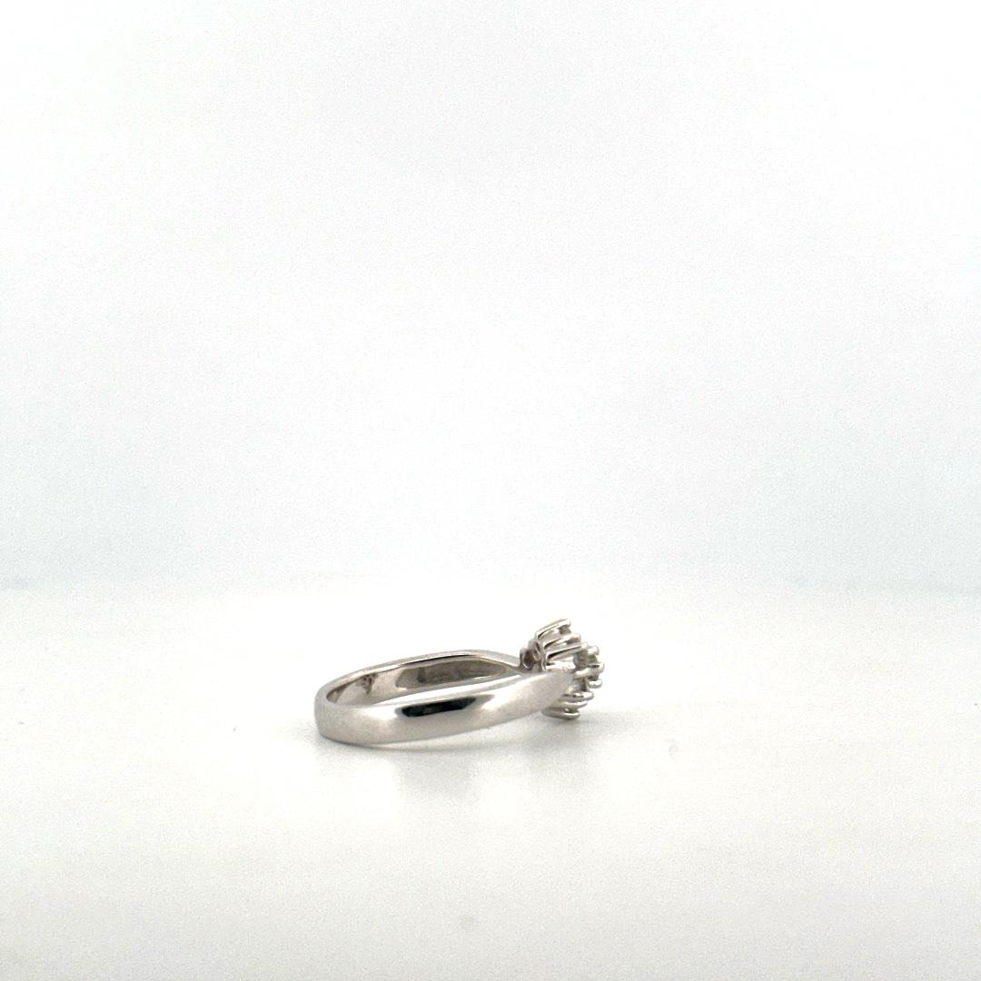 anillo de oro blanco con diamantes