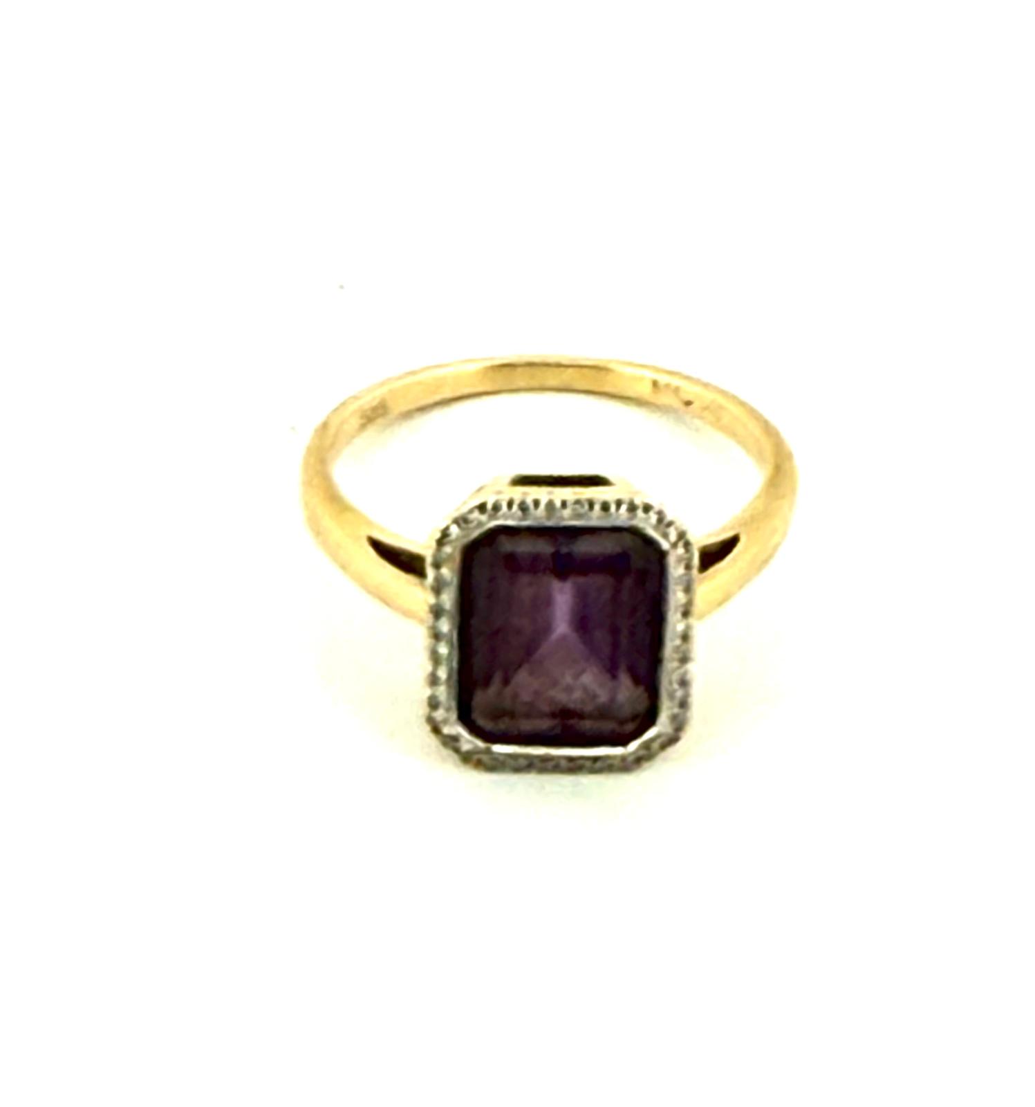 Anillo de oro con amatista y diamantes