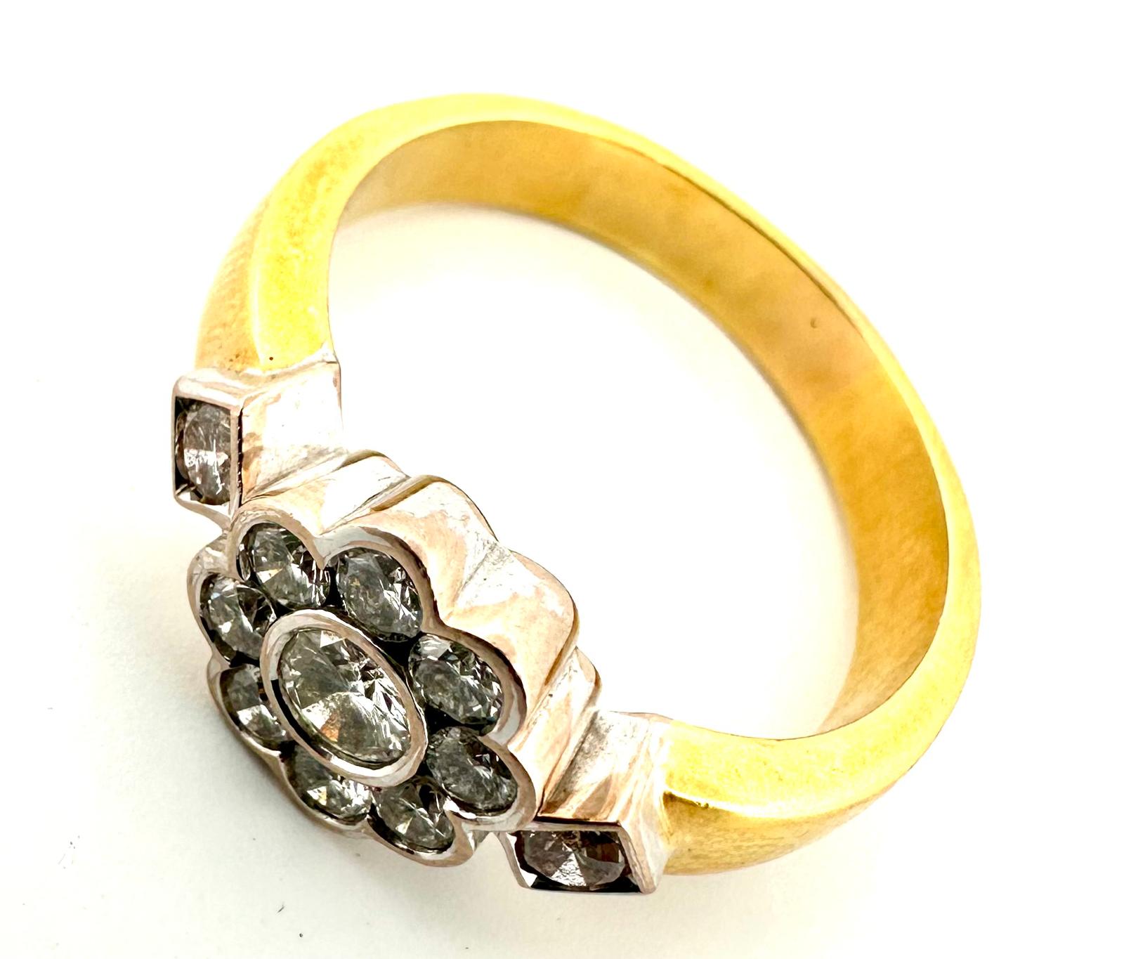Anillo de oro diseño flor diamantes