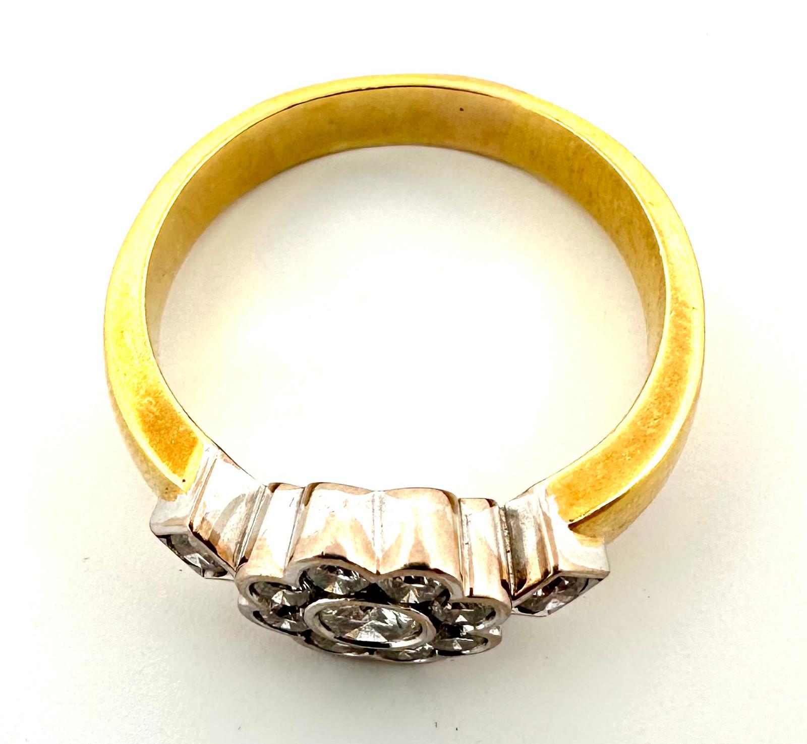 Anillo de oro diseño flor diamantes