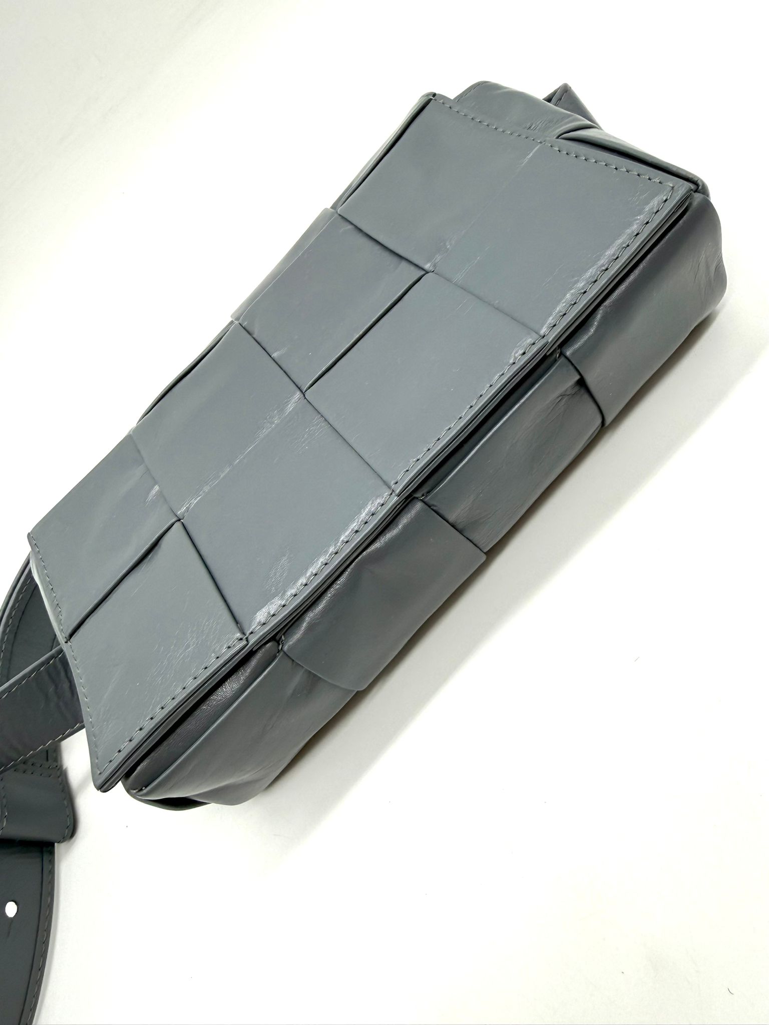 Belt Bag Bottega Veneta en piel de becerro gris