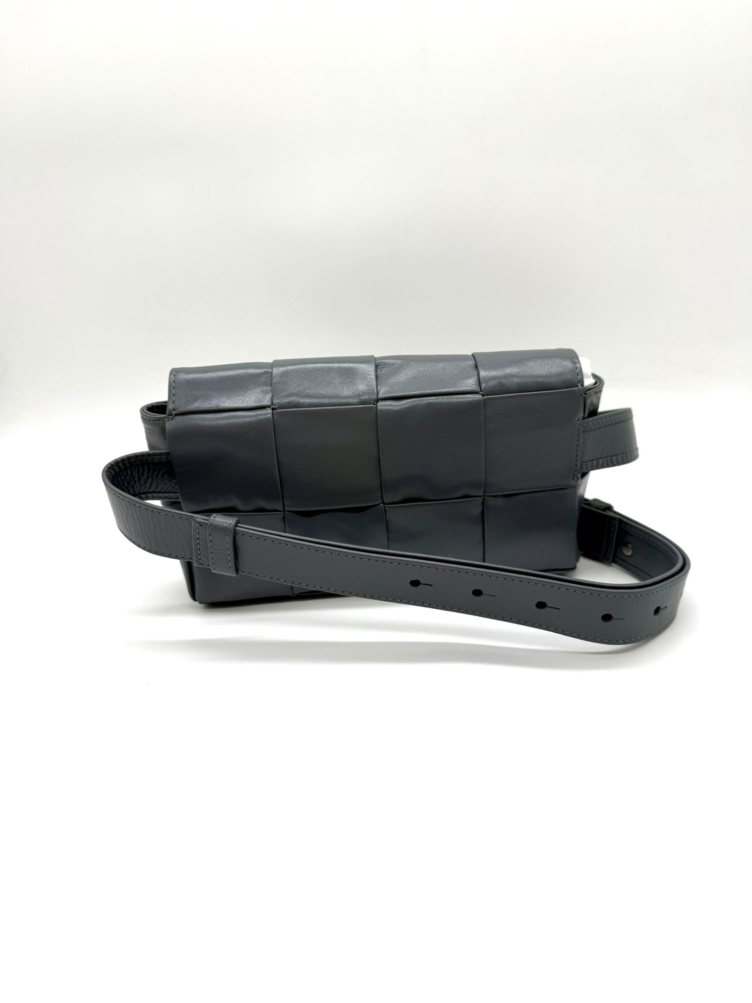 Belt Bag Bottega Veneta en piel de becerro gris