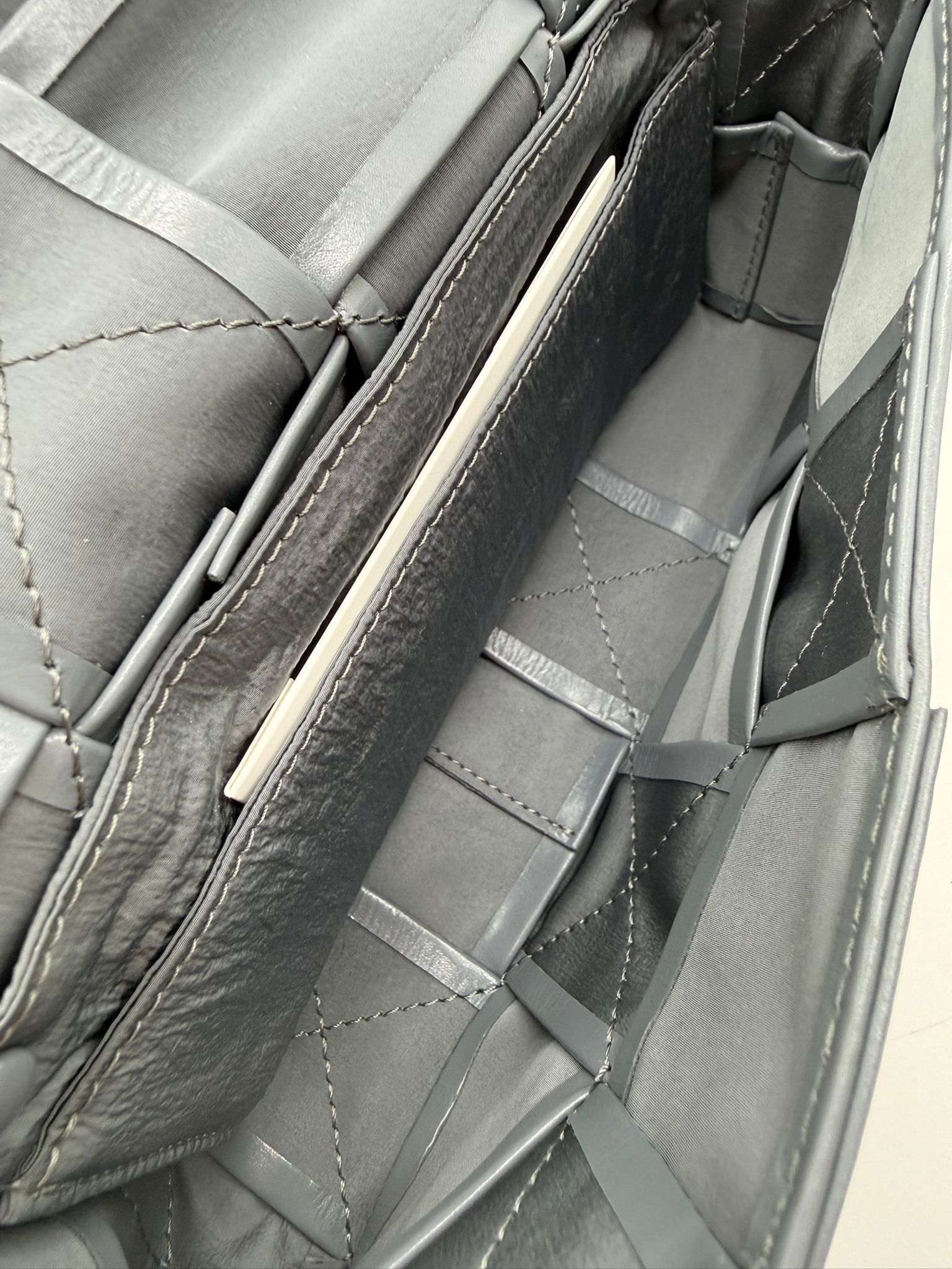Belt Bag Bottega Veneta en piel de becerro gris