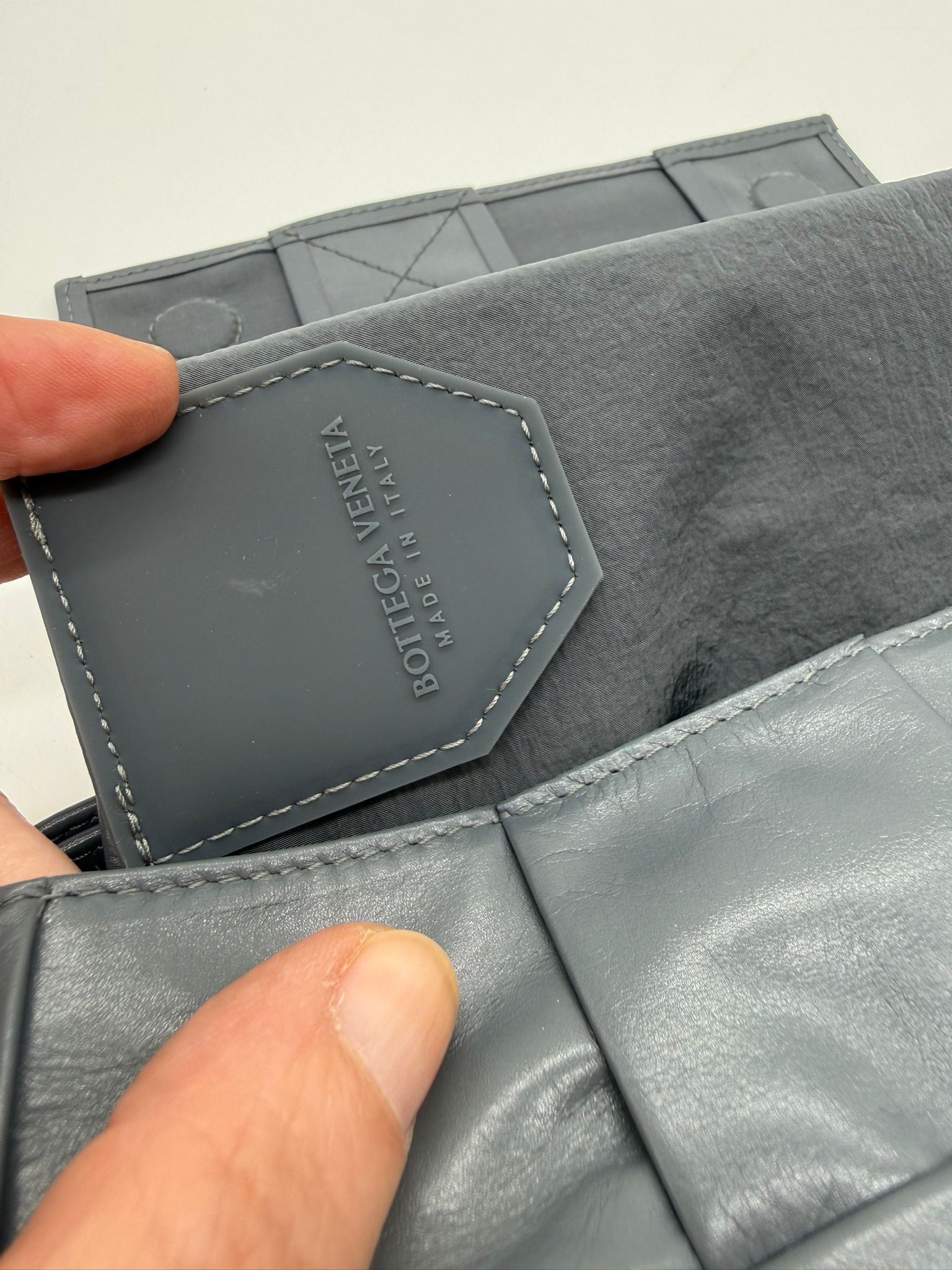 Belt Bag Bottega Veneta en piel de becerro gris