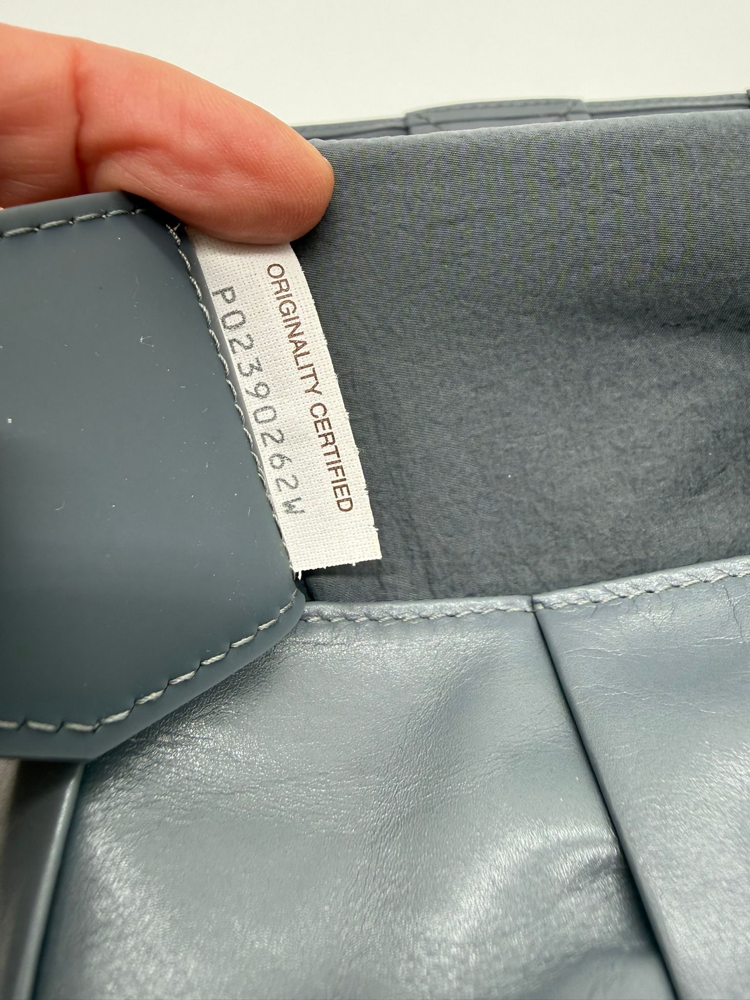 Belt Bag Bottega Veneta en piel de becerro gris