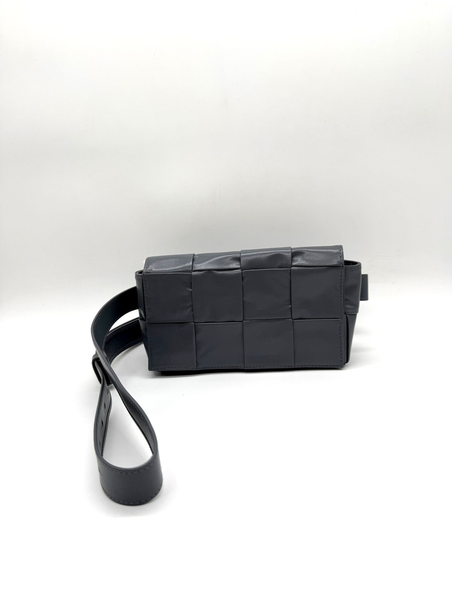 Belt Bag Bottega Veneta en piel de becerro gris