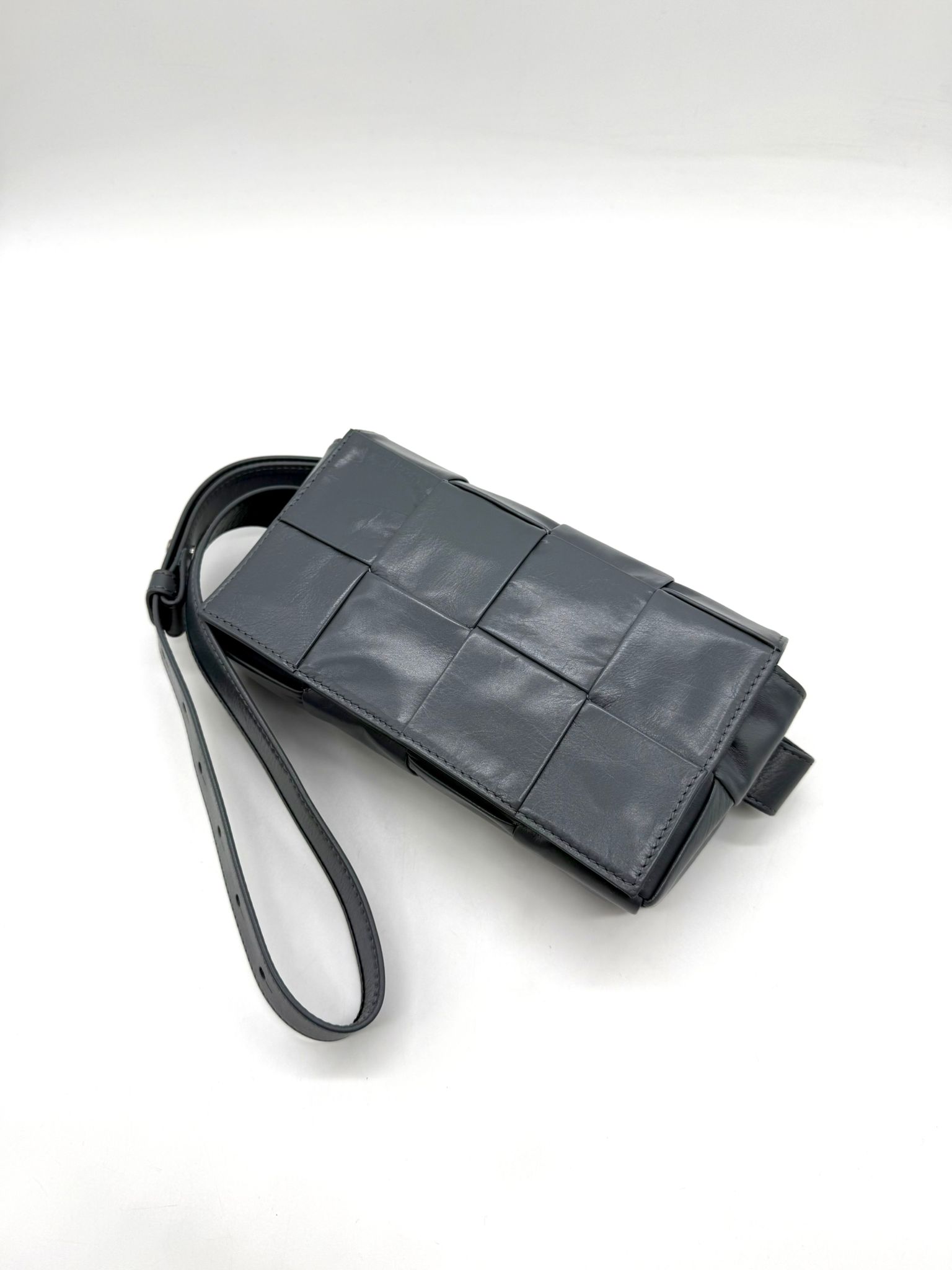 Belt Bag Bottega Veneta en piel de becerro gris