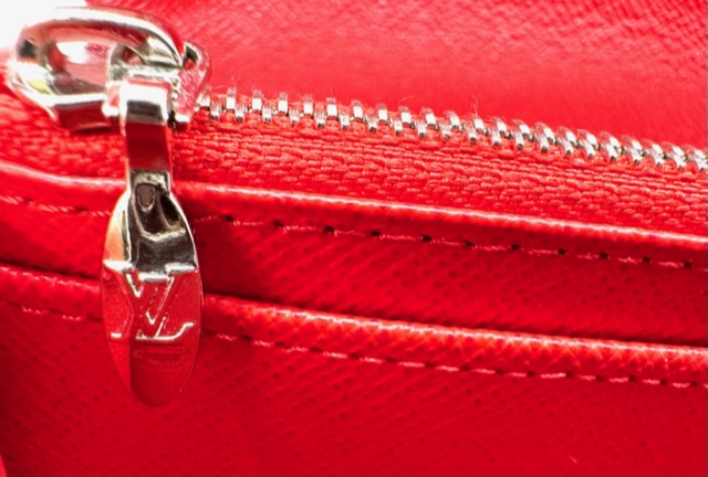 Billetera Louis Vuitton color rojo
