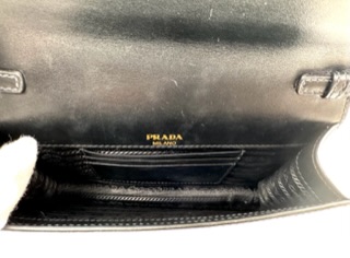 Bolso bandolera Prada de piel negro