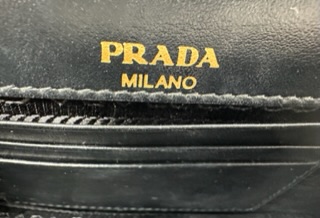 Bolso bandolera Prada de piel negro