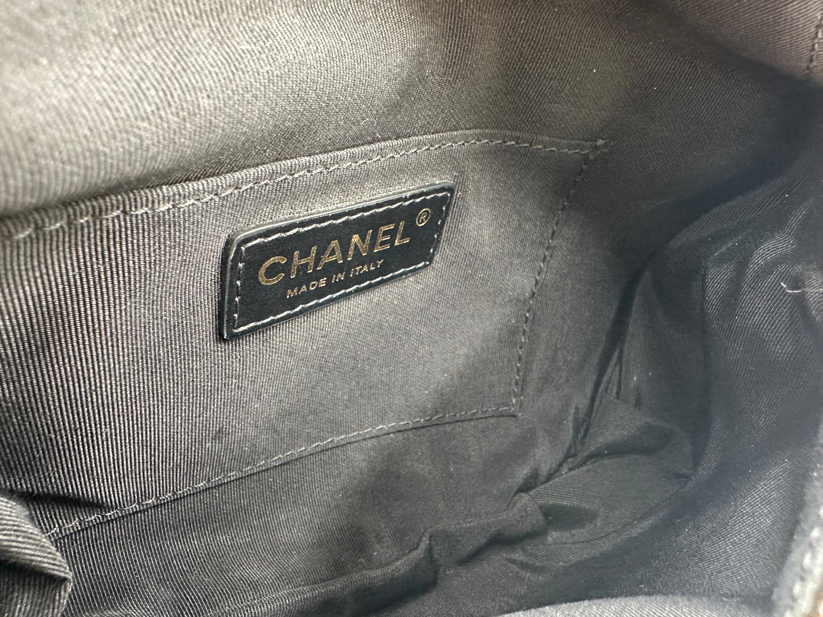 Bolso Chanel en piel negra acolchada