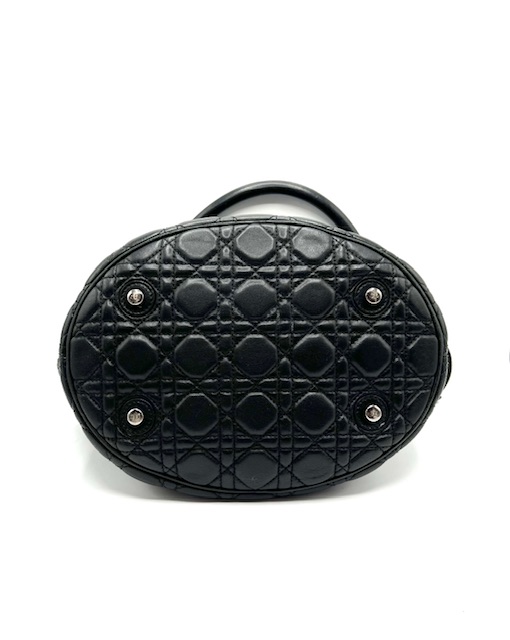 Bolso Christian Dior tote de cuero con dije de candado