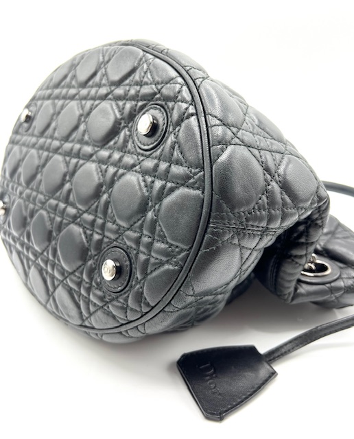 Bolso Christian Dior tote de cuero con dije de candado