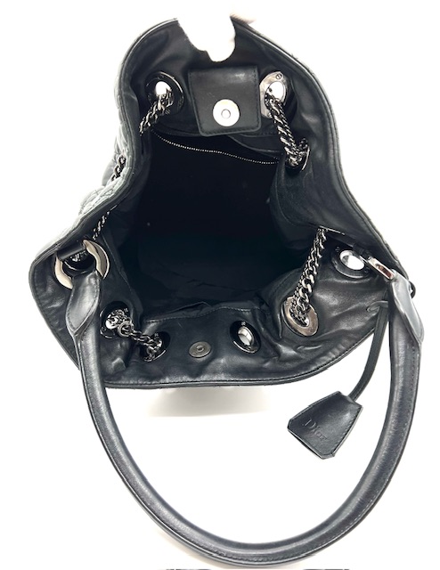 Bolso Christian Dior tote de cuero con dije de candado