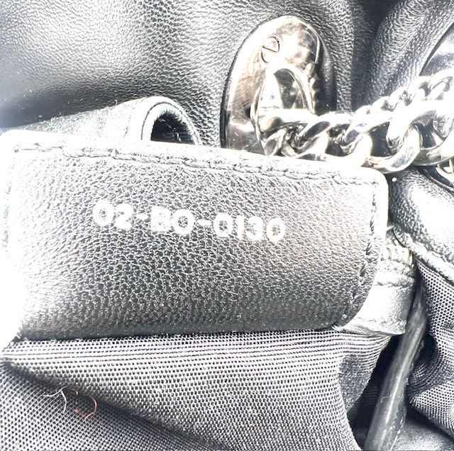 Bolso Christian Dior tote de cuero con dije de candado