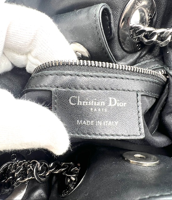 Bolso Christian Dior tote de cuero con dije de candado