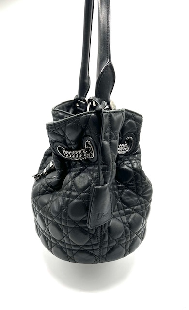 Bolso Christian Dior tote de cuero con dije de candado