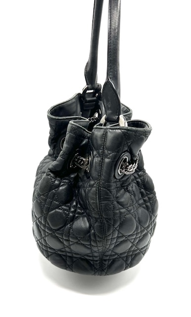 Bolso Christian Dior tote de cuero con dije de candado
