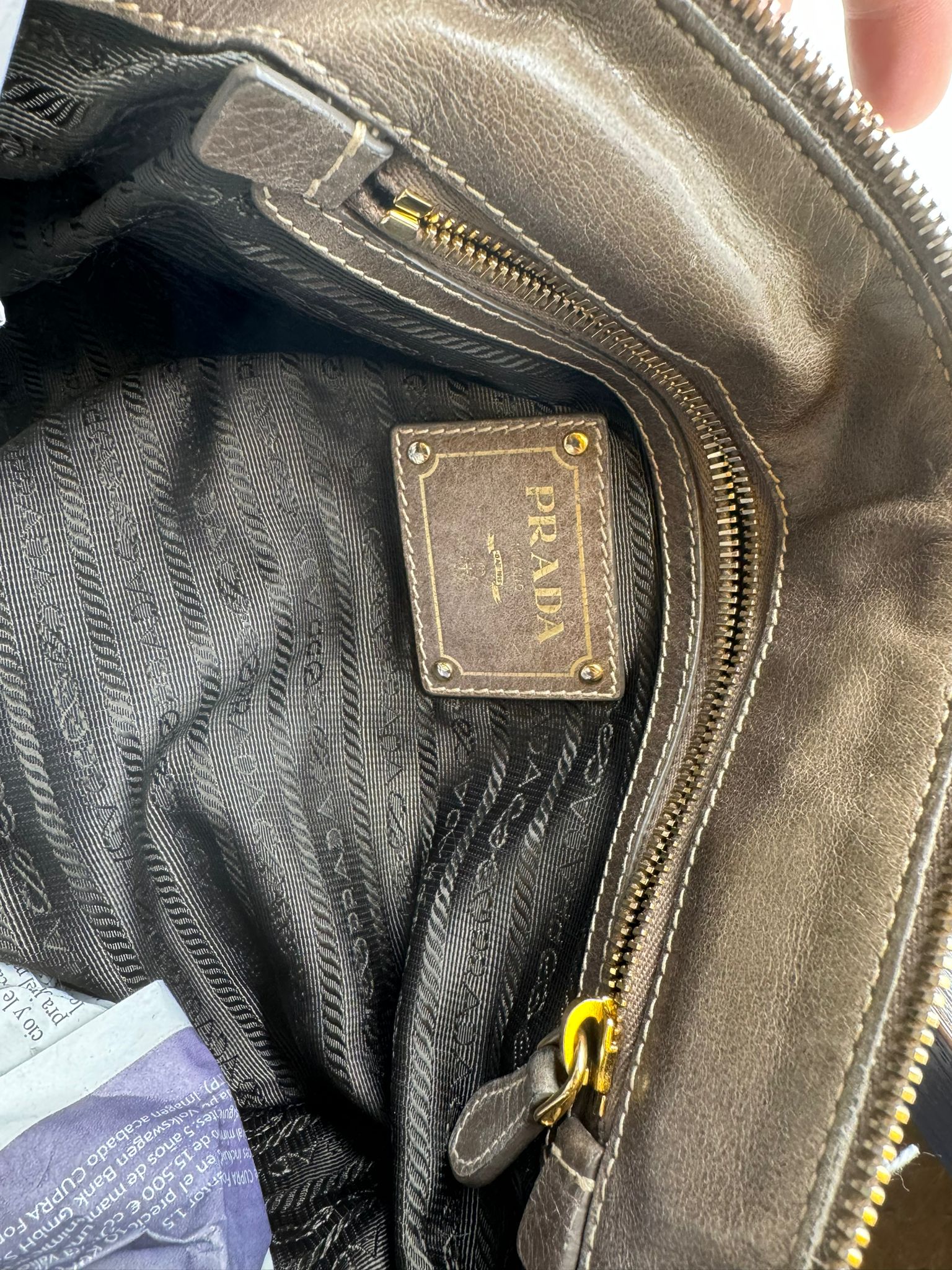 Bolso de mano Prada de piel color piedra