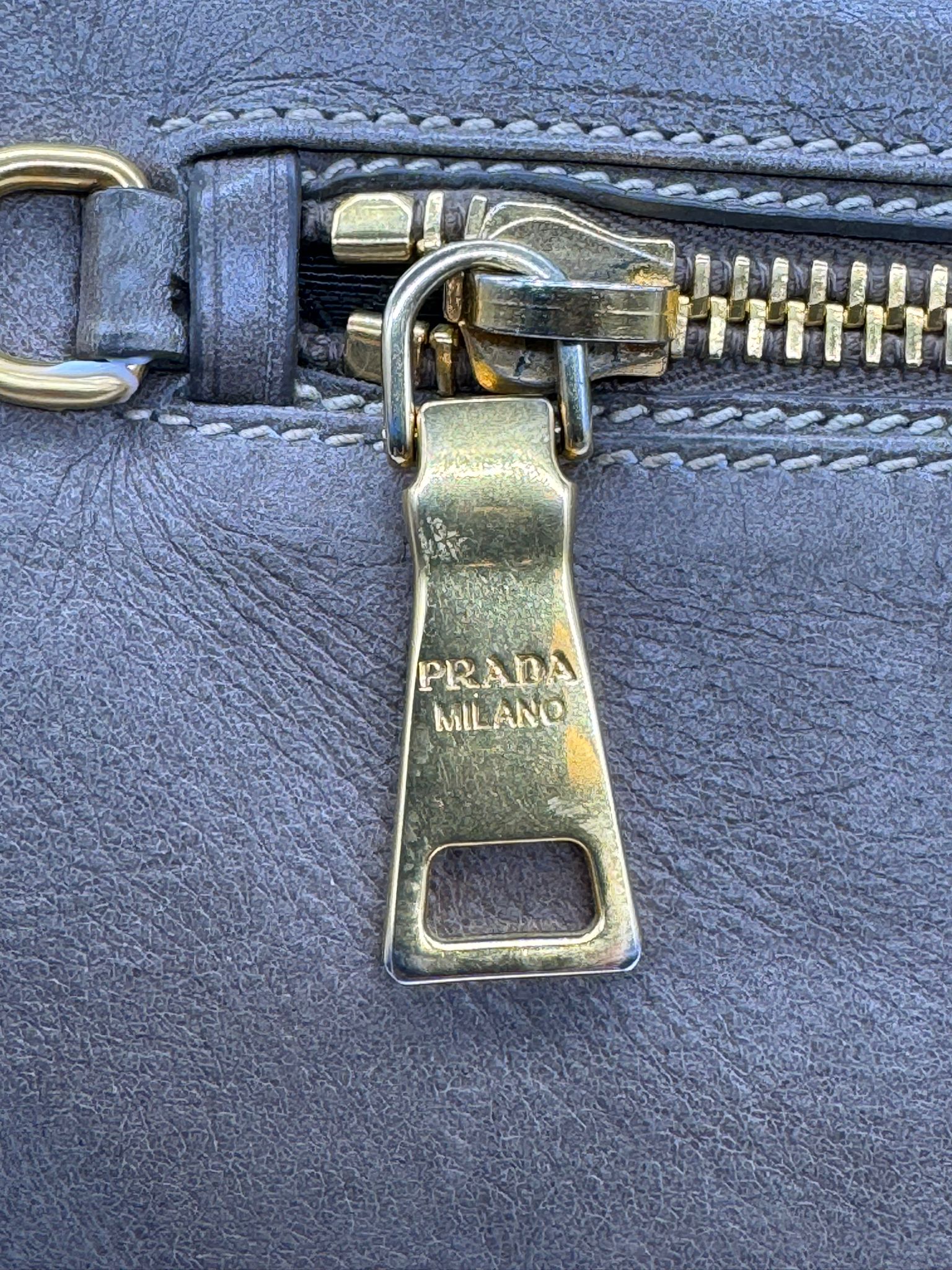 Bolso de mano Prada de piel color piedra