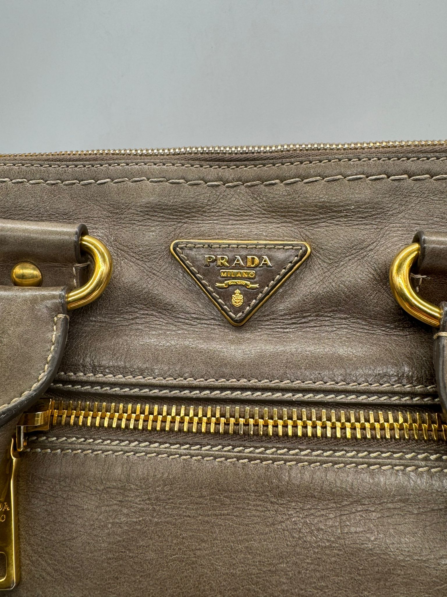 Bolso de mano Prada de piel color piedra