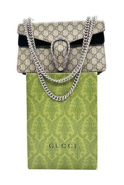 Bolso Dyonisus beige con estampado monogram y detalles de ante negro.