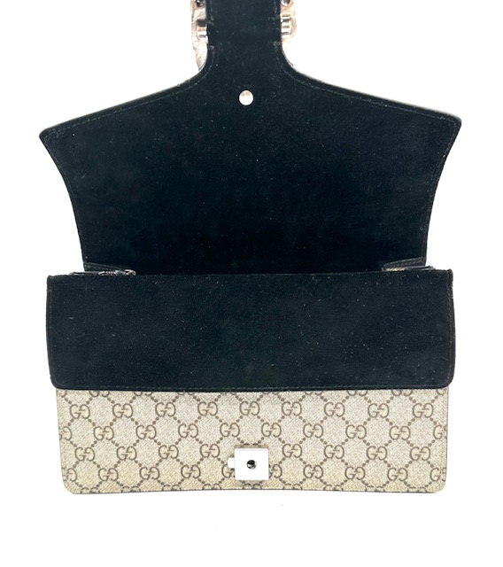 Bolso Dyonisus beige con estampado monogram y detalles de ante negro.
