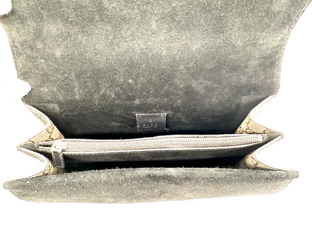 Bolso Dyonisus beige con estampado monogram y detalles de ante negro.