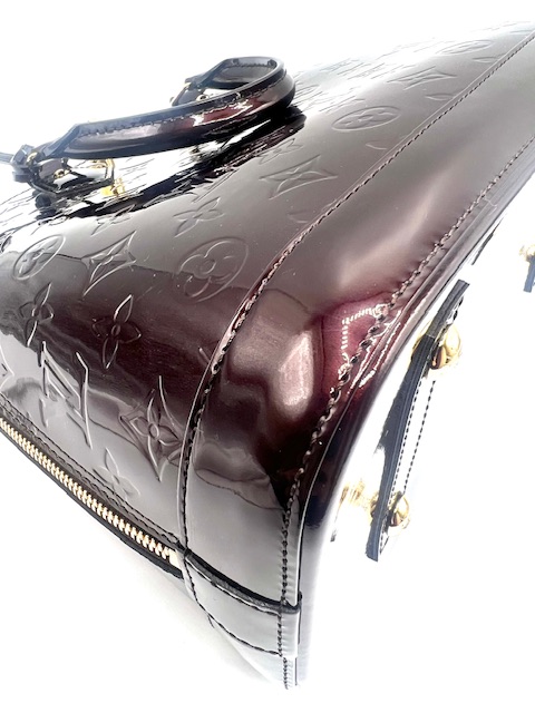 Bolso Louis Vuitton Alma PM en charol color amaranto