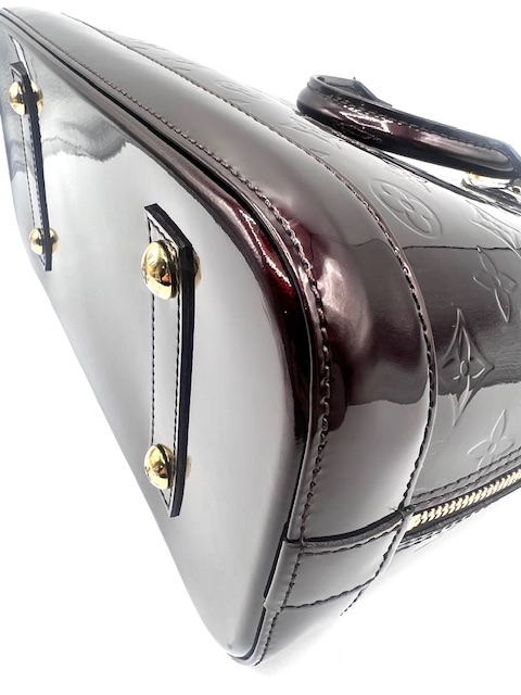 Bolso Louis Vuitton Alma PM en charol color amaranto