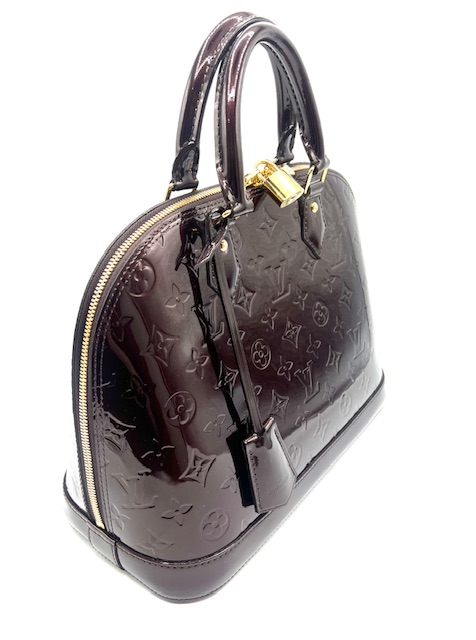 Bolso Louis Vuitton Alma PM en charol color amaranto