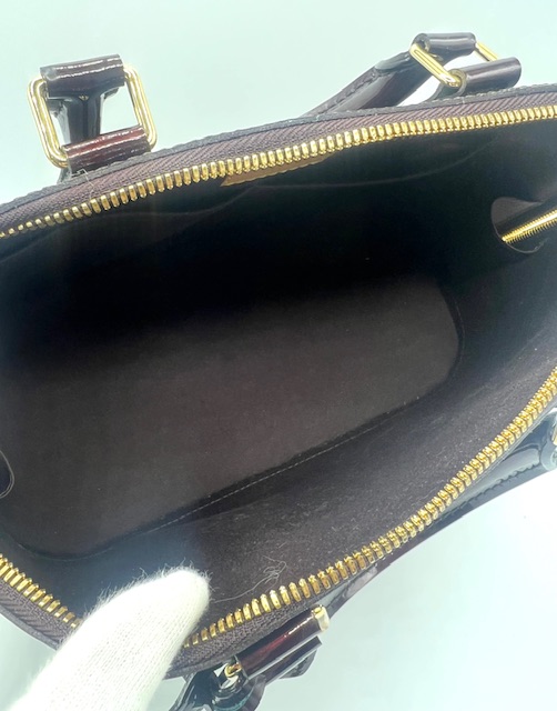 Bolso Louis Vuitton Alma PM en charol color amaranto