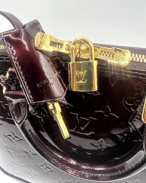 Bolso Louis Vuitton Alma PM en charol color amaranto