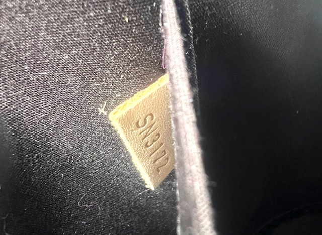 Bolso Louis Vuitton Alma PM en charol color amaranto