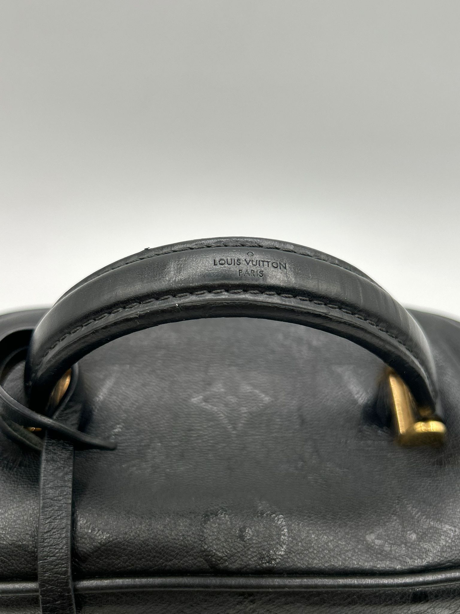 Bolso Louis Vuitton en piel negra
