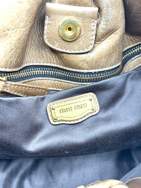 Bolso Miu Miu en cuero caqui grande