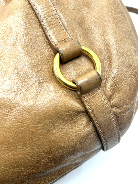 Bolso Miu Miu en cuero caqui grande