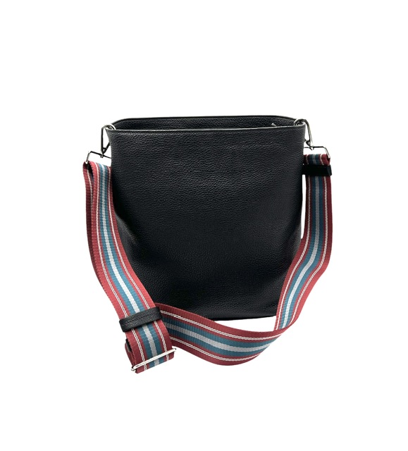 Bolso Prada tipo bucket en cuero negro con logotipo grabado