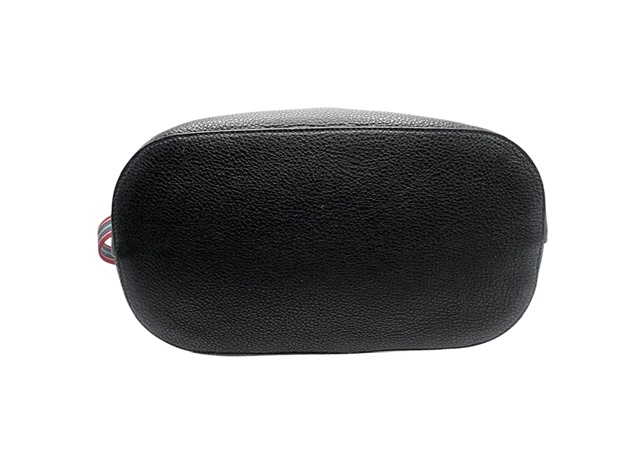 Bolso Prada tipo bucket en cuero negro con logotipo grabado
