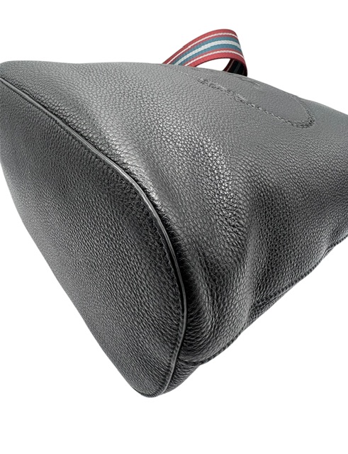 Bolso Prada tipo bucket en cuero negro con logotipo grabado