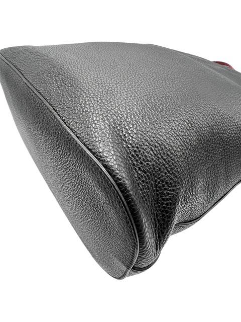 Bolso Prada tipo bucket en cuero negro con logotipo grabado