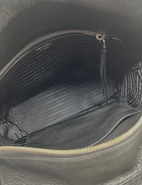 Bolso Prada tipo bucket en cuero negro con logotipo grabado