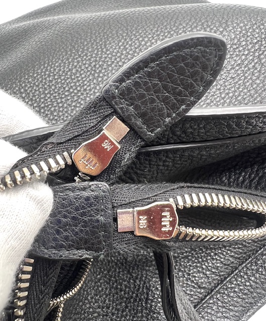 Bolso Prada tipo bucket en cuero negro con logotipo grabado