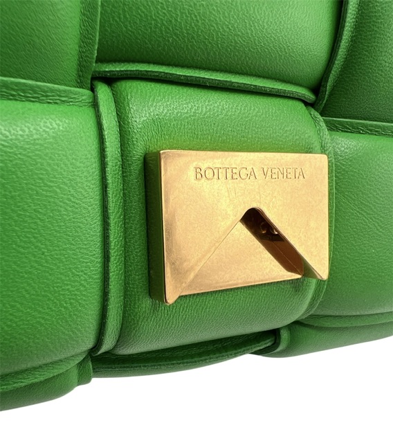 Bottega Veneta Cassette Chain Bag en cuero verde