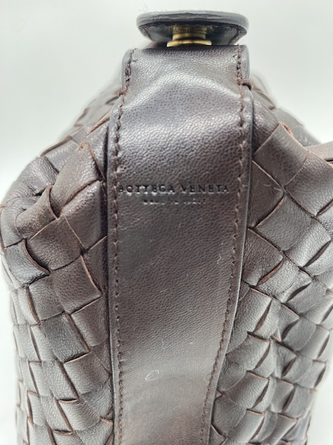 Bottega Veneta marrón de mano