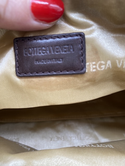 Bottega Veneta marrón de mano