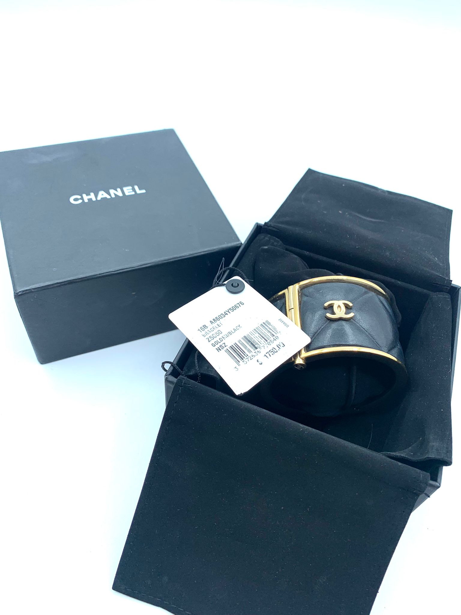 CHANEL - Vintage Large Pearl Resin Cuff - Black - Bracelet - BougieHabit