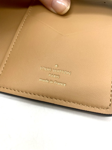 cartera Vertical Noir Horizon de Louis Vuitton